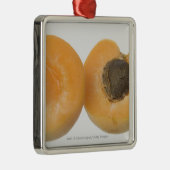 Nahaufnahme des Querschnitts einer Pflaume Silbernes Ornament (Rechts)