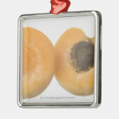 Nahaufnahme des Querschnitts einer Pflaume Silbernes Ornament (Links)
