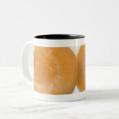 Nahaufnahme des Querschnitts einer Pflaume Zweifarbige Tasse (Vorderseite Links)