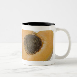 Nahaufnahme des Querschnitts einer Pflaume Zweifarbige Tasse