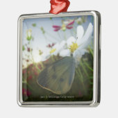 Nahaufnahme des Schmetterlinges auf Blume Ornament Aus Metall (Links)