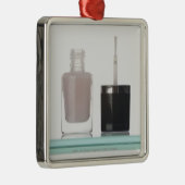 Nahaufnahme einer Flasche Nagellacks Silbernes Ornament (Rechts)