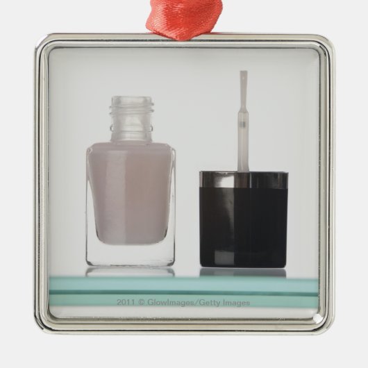 Nahaufnahme einer Flasche Nagellacks Silbernes Ornament (Vorne)