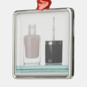 Nahaufnahme einer Flasche Nagellacks Silbernes Ornament (Links)