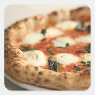 Nahaufnahme einer ganzen Pizzatorte Quadratischer Aufkleber