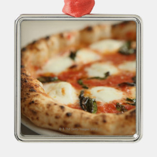 Nahaufnahme einer ganzen Pizzatorte Silbernes Ornament