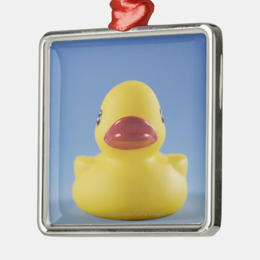 Nahaufnahme einer Gummiente Silbernes Ornament (Links)