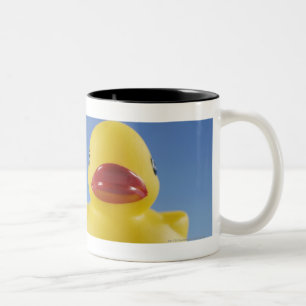 Nahaufnahme einer Gummiente Zweifarbige Tasse