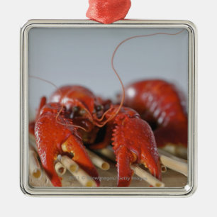 Nahaufnahme einer Krabbe auf Stöcken Silbernes Ornament