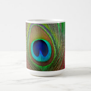 Nahaufnahme einer Pfauenfeder Kaffeetasse