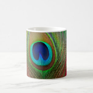 Nahaufnahme einer Pfauenfeder Kaffeetasse