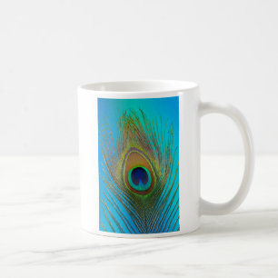 Nahaufnahme einer Pfauenfeder Kaffeetasse