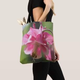 Nahaufnahme einer rosa Akelei-Blüte Tasche