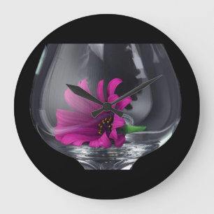 Nahaufnahme einer rosa Gänseblümchen in einem Wein Große Wanduhr