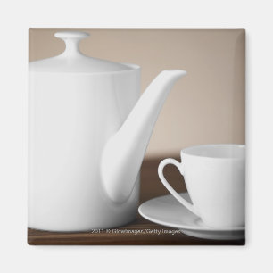 Nahaufnahme einer Schale und des Saucer mit einem Magnet