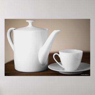 Nahaufnahme einer Schale und des Saucer mit einem Poster