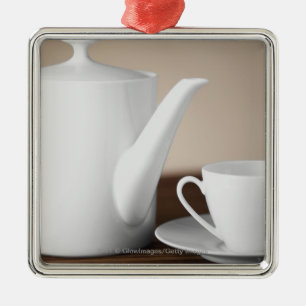 Nahaufnahme einer Schale und des Saucer mit einem Silbernes Ornament