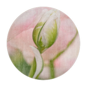 Nahaufnahme einer Tulpe und einer Knospe Schneidebrett