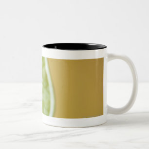 Nahaufnahme einer Zitronenscheibe Zweifarbige Tasse