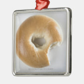Nahaufnahme eines Bagels Silbernes Ornament (Links)