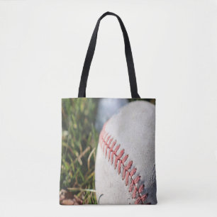 Nahaufnahme eines Baseballs im Gras Tasche