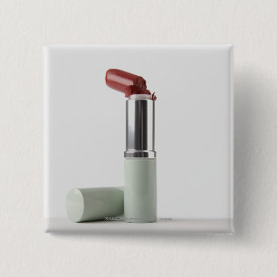 Nahaufnahme eines defekten Lippenstifts Button