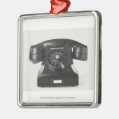 Nahaufnahme eines Drehtelefons Ornament Aus Metall (Links)