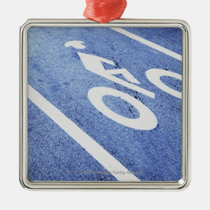 Nahaufnahme eines Fahrradzeichens auf der Straße Silbernes Ornament