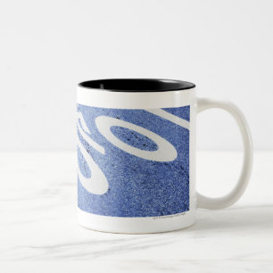 Nahaufnahme eines Fahrradzeichens auf der Straße Zweifarbige Tasse