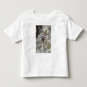 Nahaufnahme eines gefrorenen Kiefernzapfens, Yello Kleinkind T-shirt