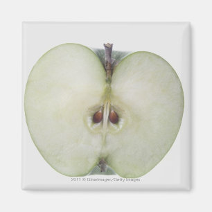 Nahaufnahme eines geschnittenen Oma-Smithapfels Magnet