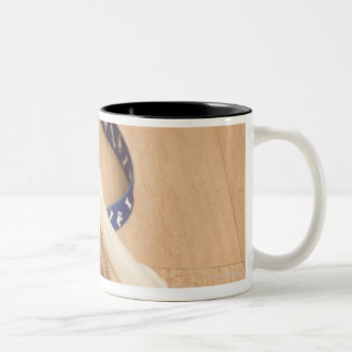 Nahaufnahme eines Haustierkragens und der Leine Zweifarbige Tasse
