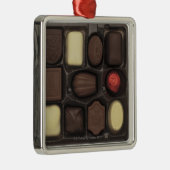 Nahaufnahme eines Kastens sortierter Schokoladen Ornament Aus Metall (Rechts)