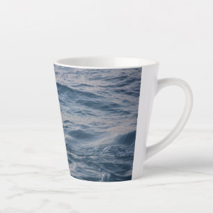 Nahaufnahme eines Meerwasserrippels Milchtasse