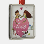 Nahaufnahme eines Paares, das ein Herz hält, Silbernes Ornament (Rechts)