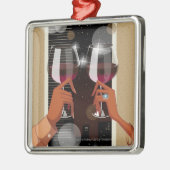 Nahaufnahme eines Paares, das mit Weingläsern Ornament Aus Metall (Links)