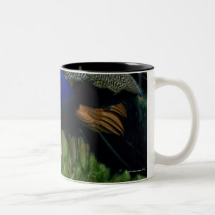 Nahaufnahme eines Pfaus Zweifarbige Tasse