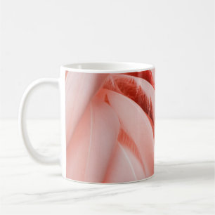 NAHAUFNAHME EINES ROSA VOGELS KAFFEETASSE