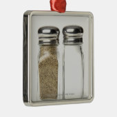 Nahaufnahme eines Salzes und des Silbernes Ornament (Rechts)