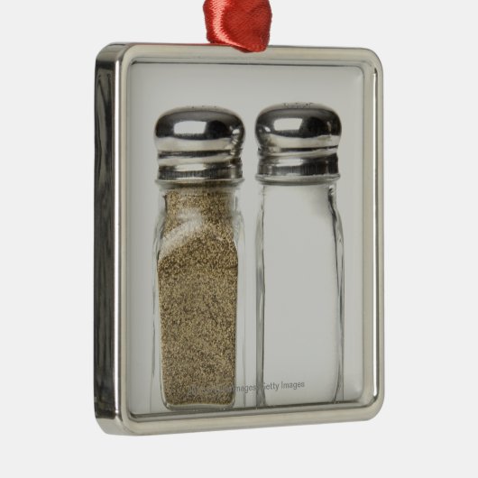 Nahaufnahme eines Salzes und des Silbernes Ornament (Rechts)