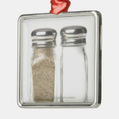 Nahaufnahme eines Salzes und des Silbernes Ornament (Links)