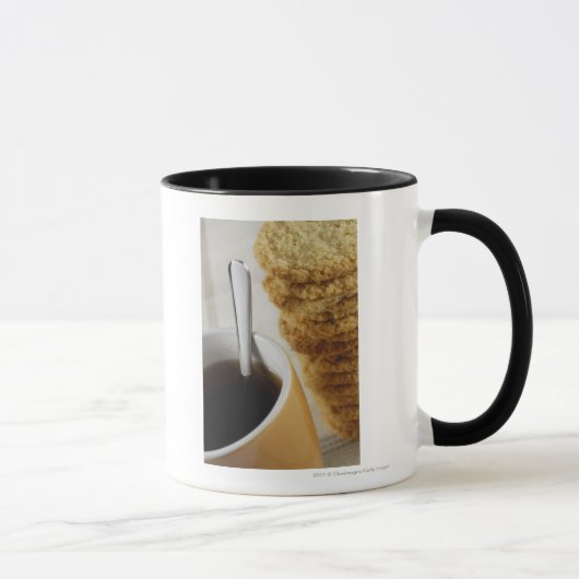 Nahaufnahme eines Tasse Kaffees mit Plätzchen (Rechts)