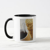 Nahaufnahme eines Tasse Kaffees mit Plätzchen (Links)