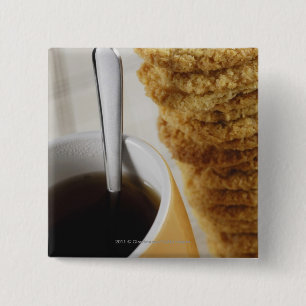Nahaufnahme eines Tasse Kaffees mit Plätzchen Button