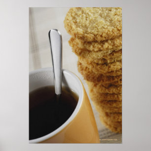 Nahaufnahme eines Tasse Kaffees mit Plätzchen Poster
