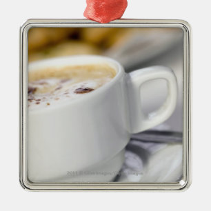 Nahaufnahme eines Tasse Kaffees Silbernes Ornament