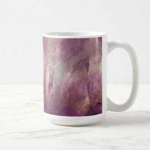 Nahaufnahme eines violetten Amethysts Kaffeetasse