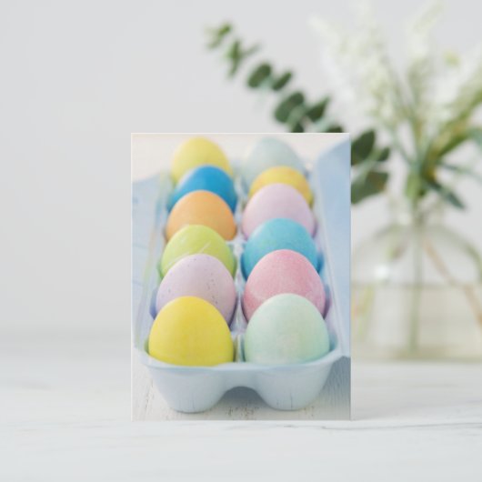 Nahaufnahme farbiger Ostereier Feiertagspostkarte (Stehend Vorderseite)