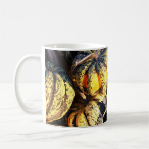 Nahaufnahme gestreifte Kürbisse Kaffeetasse
