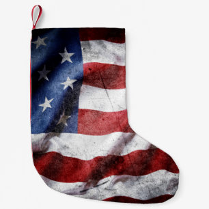 Nahaufnahme grunge-amerikanische Flagge. Kleiner Weihnachtsstrumpf